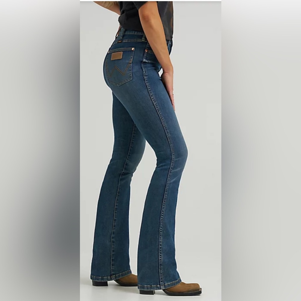 Wrangler Women's Lainey Wilson high rise boot hugger jeans. 29X32 NWT